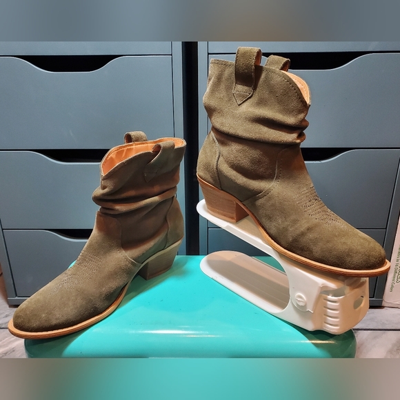 DINGO Jackpot ☆ Women's Casual Boot ☆ OLIVE Leather ☆ Size 8 Womens ☆ EUC - Picture 3 of 13